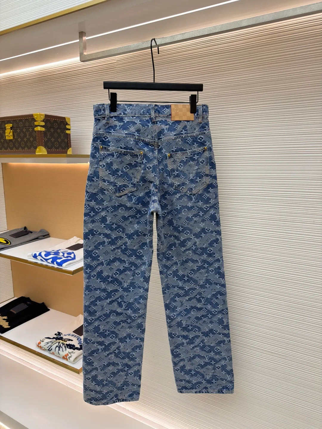 LOUIS VUITTON letter floating jacquard jeans ●Original version: purchased and developed by 14559 ●Item number: 1681998-B50 ●Material: denim denim fabric ●Technology: jacquard production ●Color: blue ●Version: fitted version ●Weight: about 955 grams ●Size: 28-30-32-34-36 ●Description: Made of heavy denim denim as the base, it uses distressed washing + gradient tie-dyeing to present a Monogram dark pattern effect. The gray-blue and off-white smudged colors are natural and layered, retaining the brand logo while enhancing the retro texture. The trousers have a skateboard straight cut, and the waistband is equipped with metal buttons and leather logo tags. The five-pocket structure follows the classic workwear design, and the edges of the pockets are reinforced with double-lane stitching, taking into account durability and style. The trouser legs are slightly narrowed to suit various scenarios. The overall process combines denim washing technology with brand logo technology, which not only retains the casual attributes of denim items, but also enhances high-luxury recognition through gradient textures. The overall wiring is straight and delicate, the fabric is comfortable and soft, and the color is consistent without color difference. It can be matched with the same style to create a fashionable look and control various occasions. Customized accessories, complete with three standards, same style for men and women!